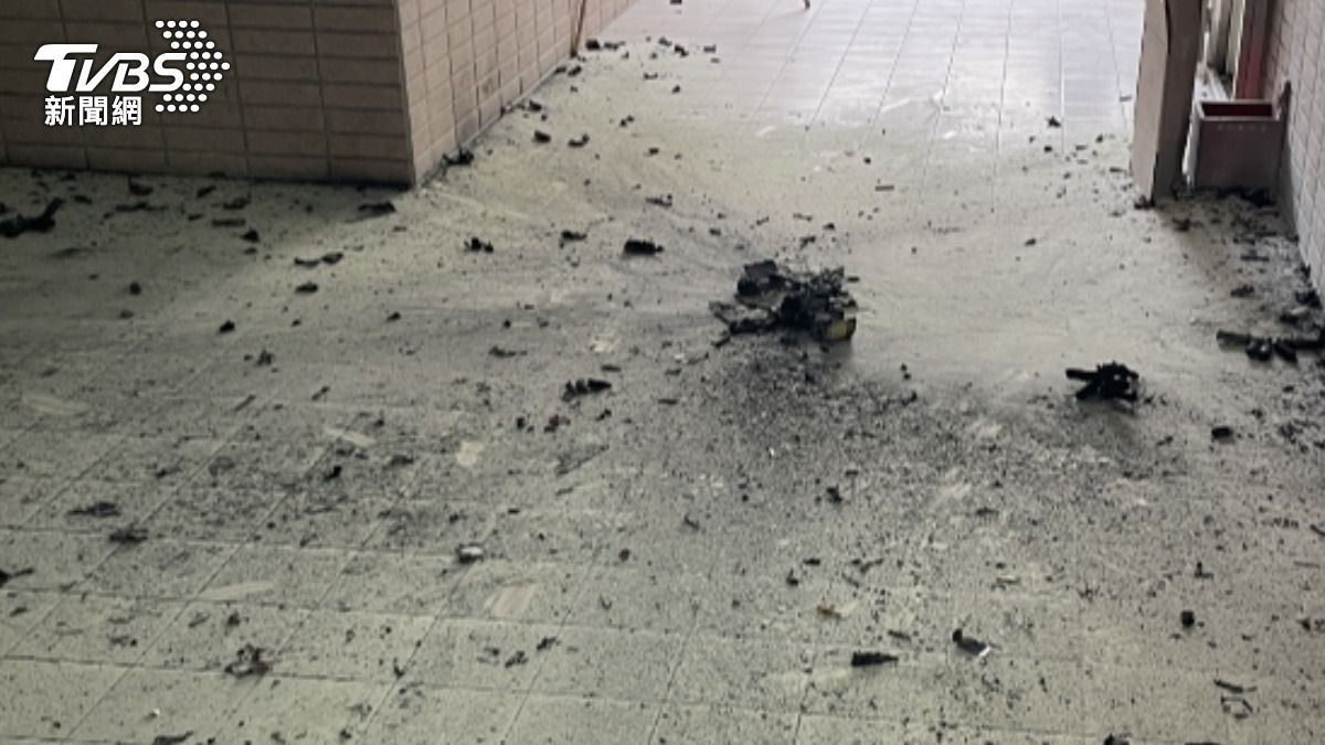 鋰電池被移到走廊處置。（圖／TVBS）
