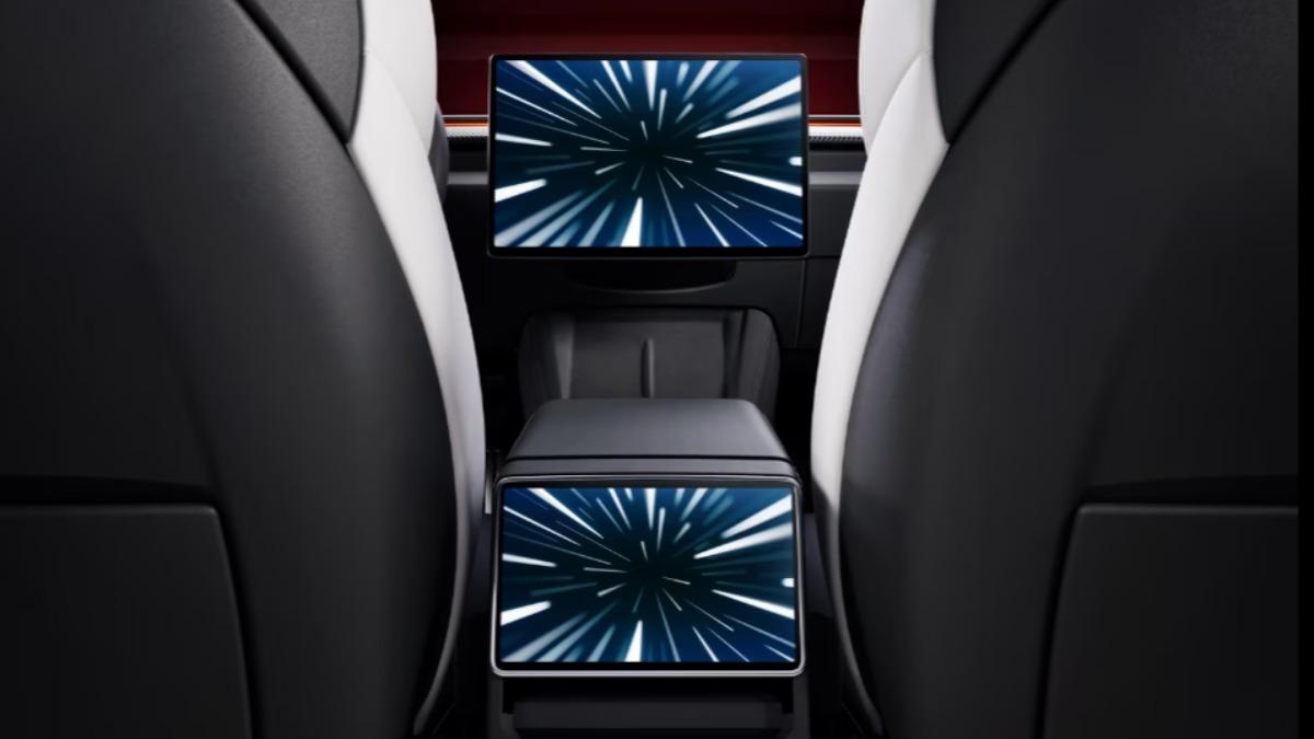 Model 3 後輪驅動長里程版（Long Range RWD）後排乘客可透過8吋螢幕使用恆溫控制、藍芽連線和娛樂視聽功能。（圖／特斯拉官網）