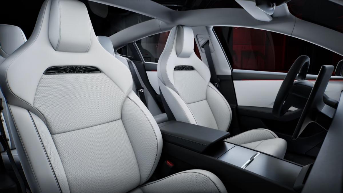 Model 3 後輪驅動長里程版（Long Range RWD）豪華內裝。（圖／特斯拉官網）