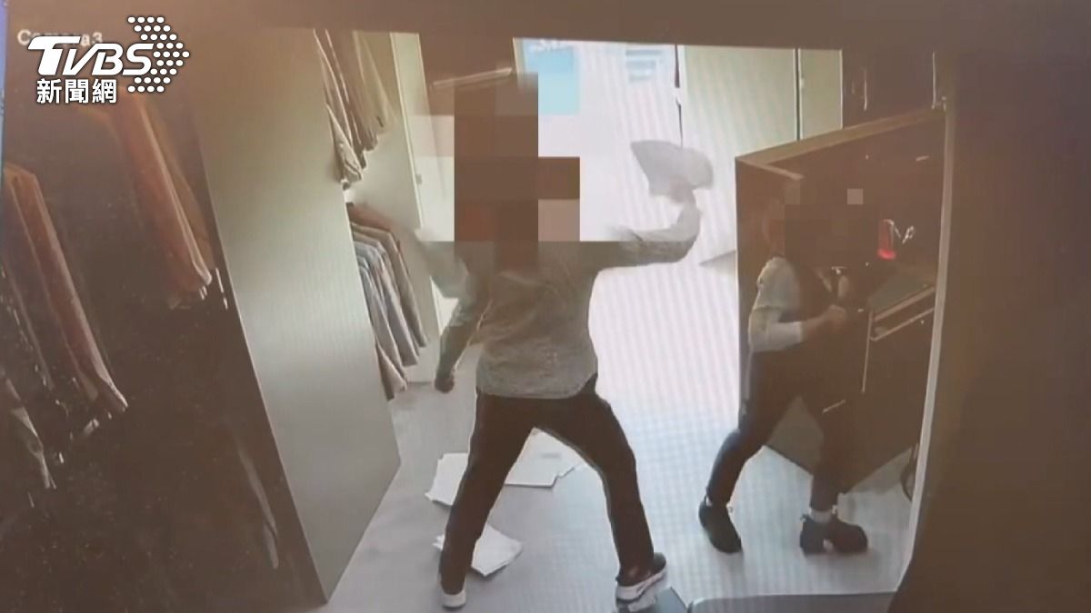 嘉義有西服店有副店長控訴遭同為副店長的同事長期霸凌,對方這次更因小事情動手。(圖/當事人提供)