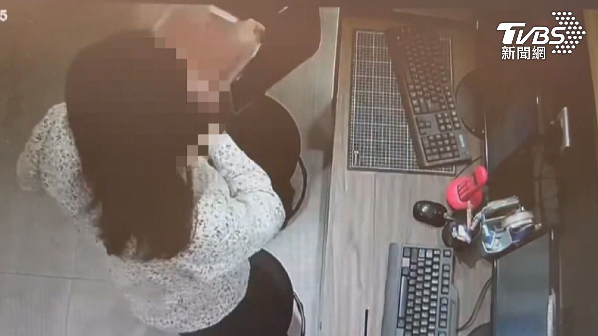 起因僅是一名副店長將計算機收進抽屜時,不慎碰觸到同事的檔案夾,沒想到衝突隨即爆發。(圖/當事人提供)