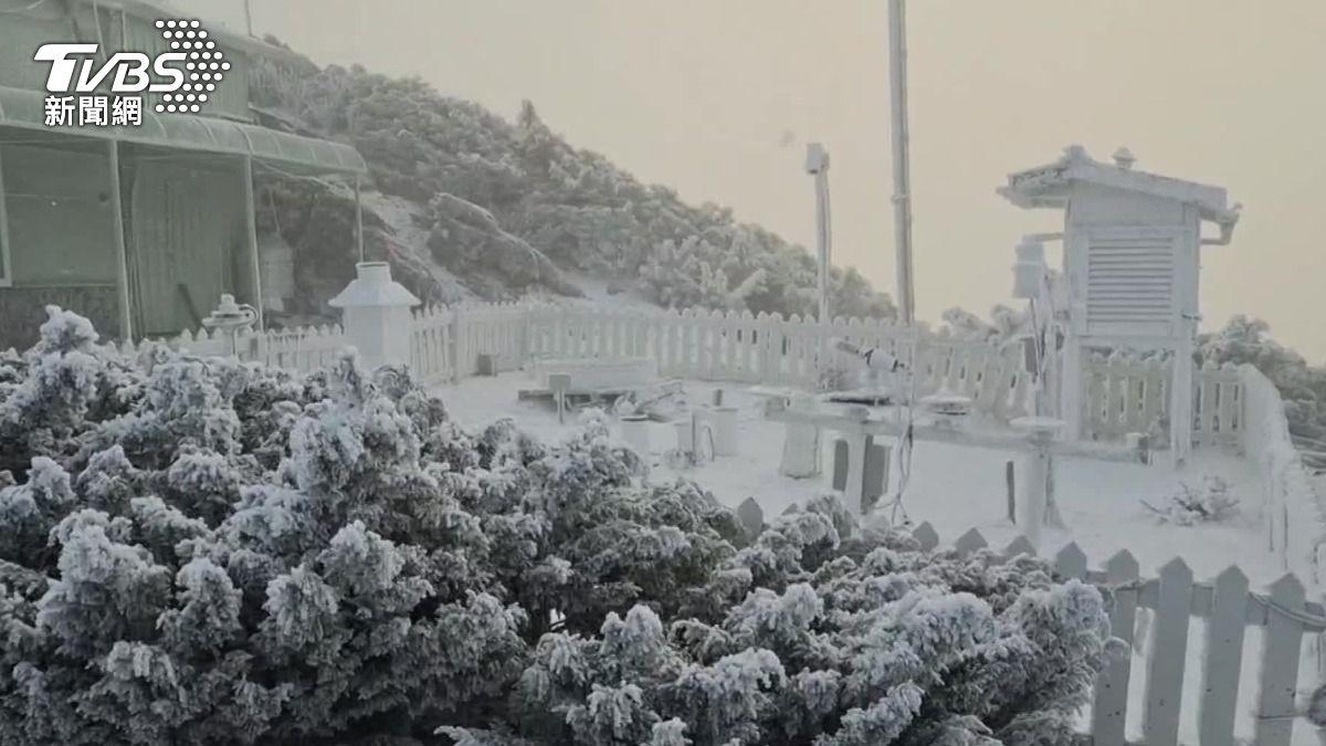 9號清晨迎來今年首波寒流，玉山氣象站也飄雪。（圖／氣象署提供）