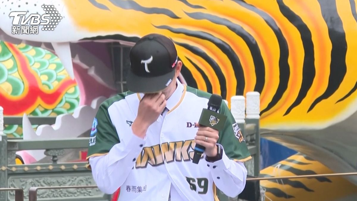 黃子鵬換上雄鷹69號球衣,一開口便忍不住哽咽。(圖/TVBS)