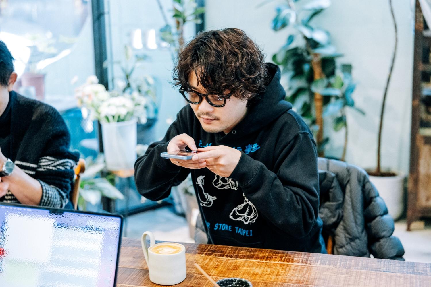 鈴木龍也覺得台灣的一切都很新奇,訪問前忍不住拍起餐點。(圖/佳映娛樂提供)