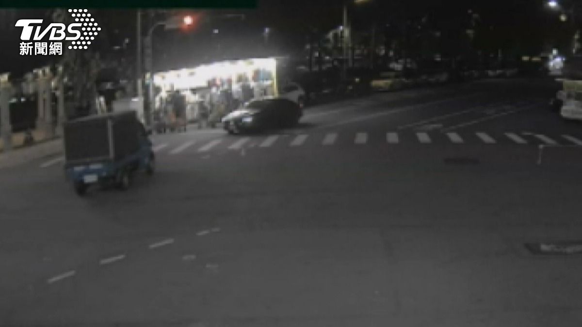 中華路夜市服飾攤遭貨車猛撞!滿地假人斷手腳 攤商夫妻也遭撞傷。(圖/TVBS)