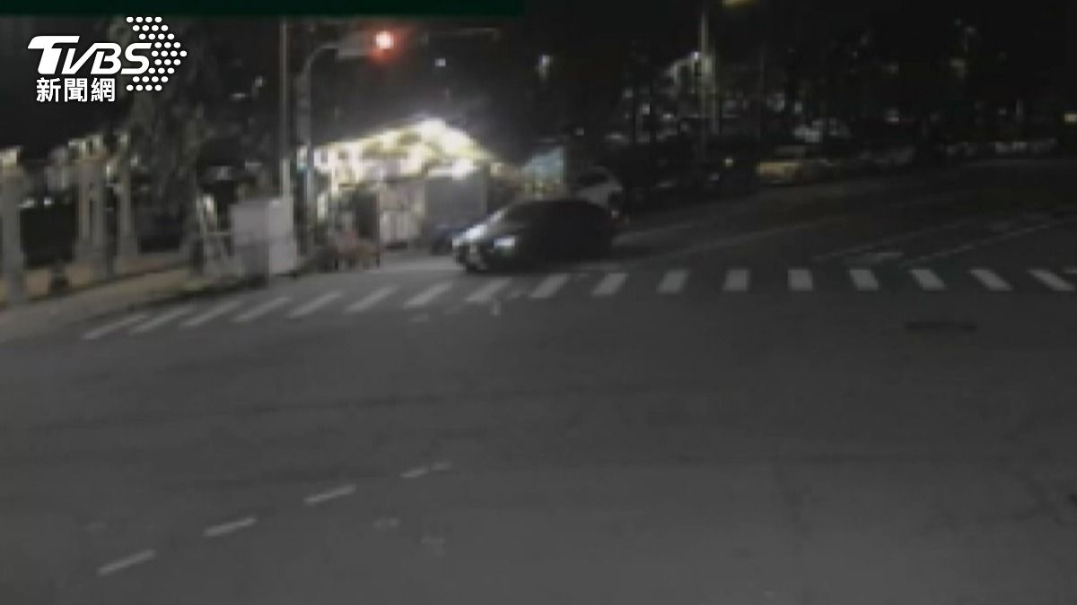收攤遇橫禍!小貨車闖紅燈直衝攤位 49歲老闆娘「右腿骨折」。(圖/TVBS)