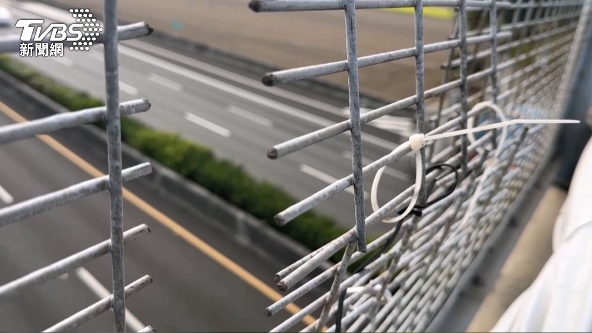 國道陸橋驚見「鐵網被開洞」!束帶克難綁 民眾憂成丟石漏洞。(圖/TVBS)
