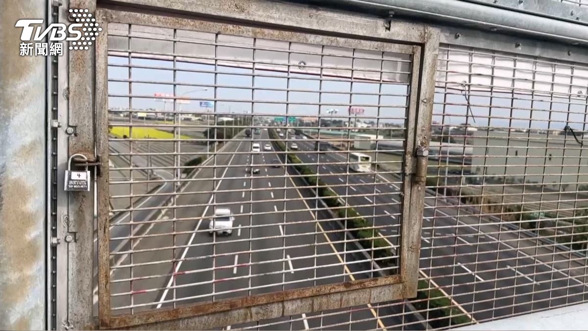 取締未繫安全帶神器!國道陸橋「開洞拍照」 縣府急派工修復。(圖/TVBS)