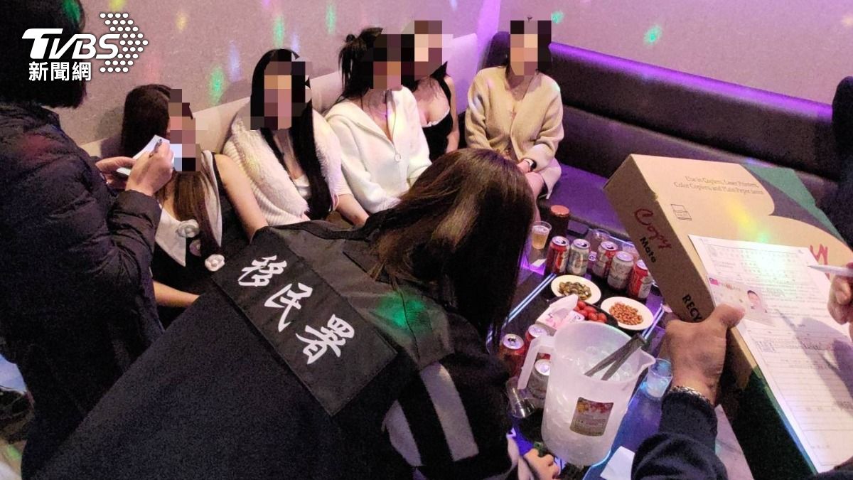 泰籍女子為了賺取小費,只能穿著暴露服裝接客。(圖/TVBS)