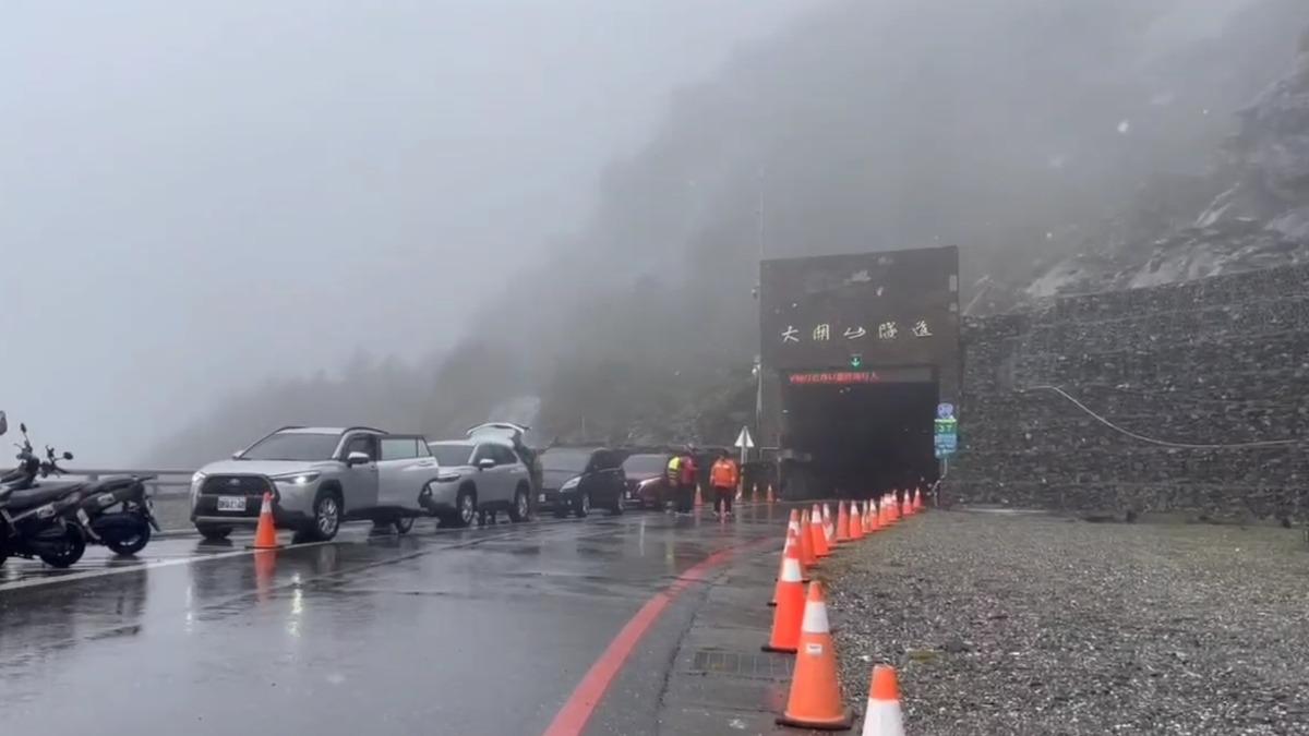 冷氣團發威！台東南橫埡口下雪了　旅客嗨翻捕捉美景