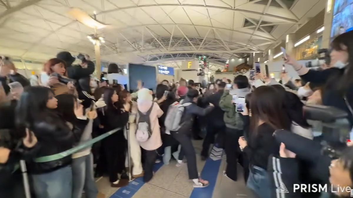 仁川機場因為眾多韓星出境一度秩序混亂。（圖／擷取自RNX TV）