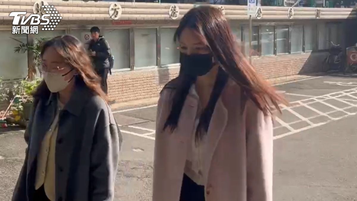 王大陸女友闕沐軒（右）隔5分鐘後也抵達新北院。（圖／蕭沁梅攝）