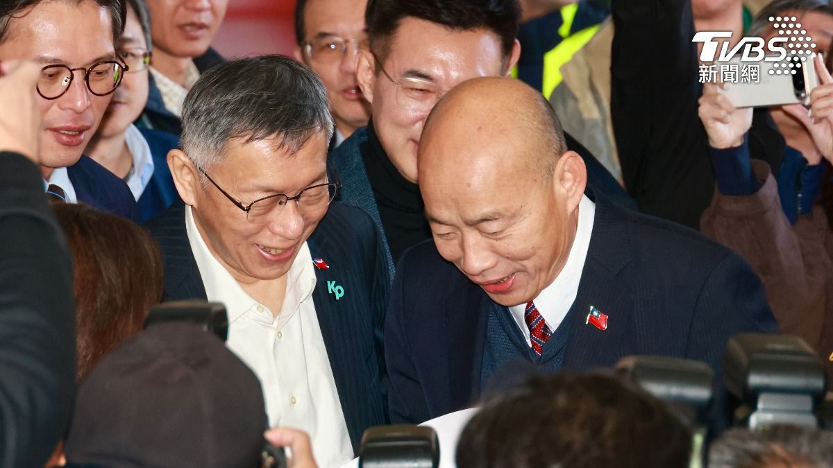 韓國瑜(右)送柯文哲(左)春聯。(圖/潘建樺攝)
