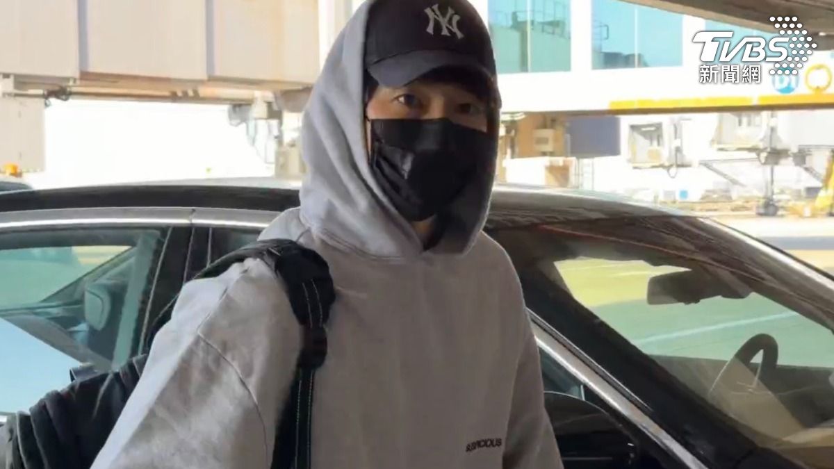 桃機直擊/宋仲基抵台!露迷人電眼親切鞠躬 台韓男神同框成亮點
