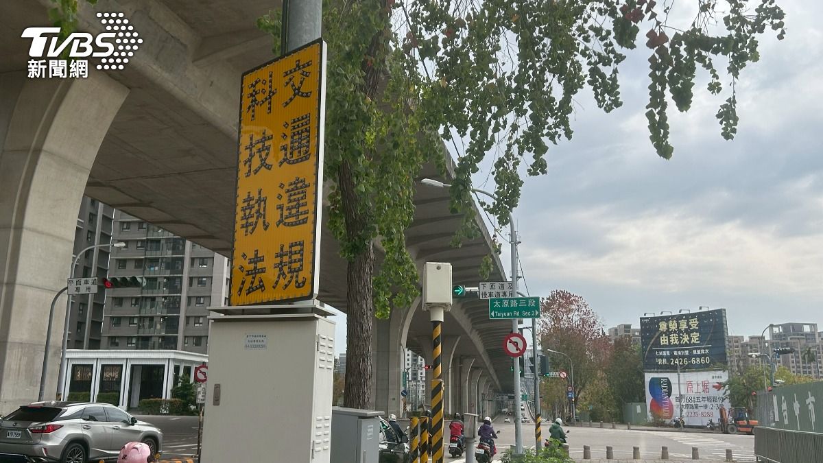 交通小學堂/禮讓直行車「右轉到一半紅燈」!科技執法會罰嗎 警方解答了