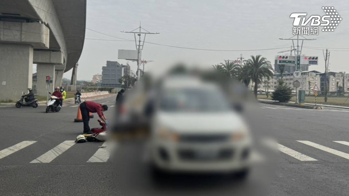 快訊/高雄小貨車闖燈撞機車 35歲男慘死「地上噴濺血肉」