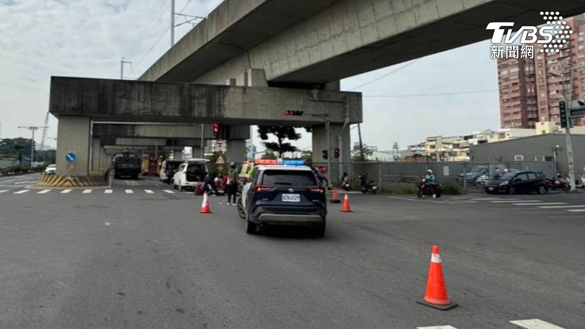 高雄小貨車闖燈撞機車,35歲男騎士命危。(圖/TVBS)