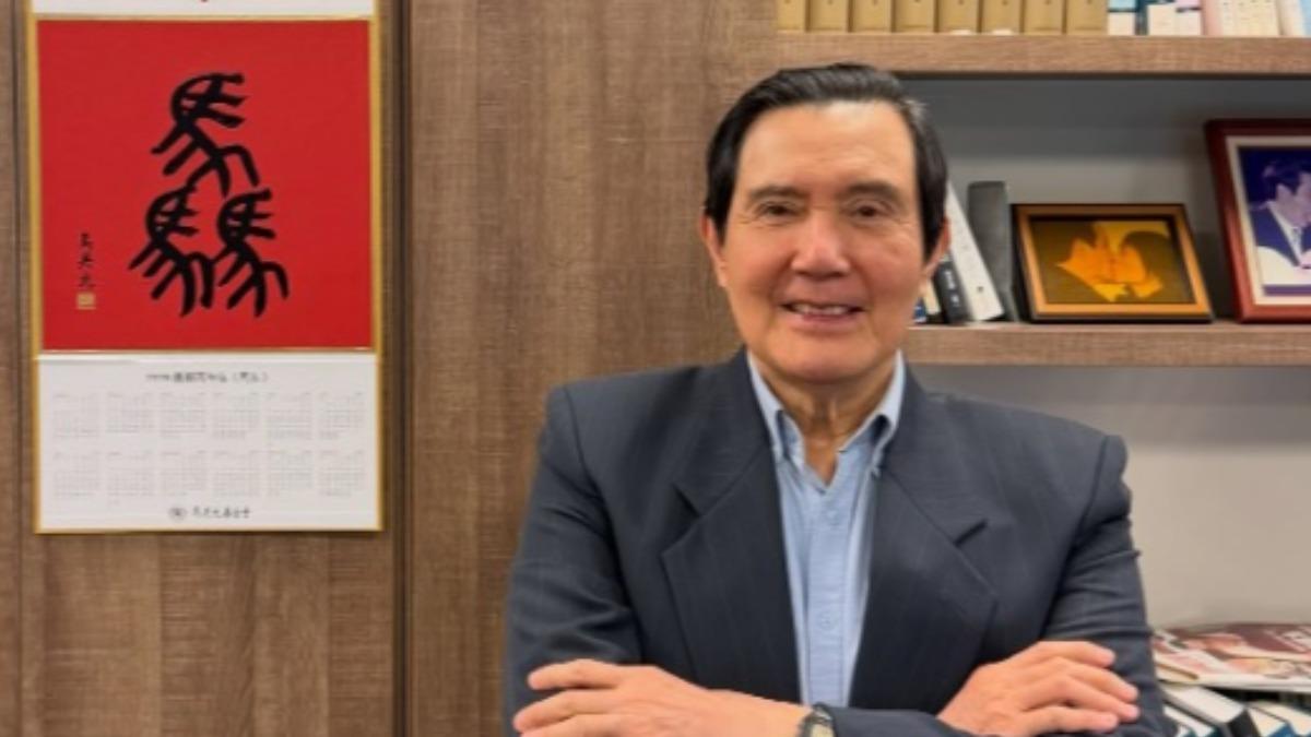 馬英九曬新年掛曆!驚見背後「激吻照」意外曝光 網全嗨了