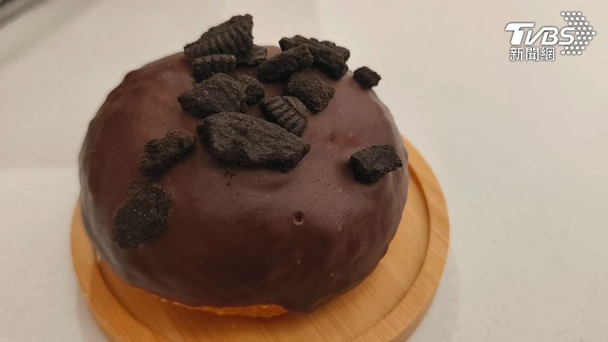 Truffle Donut在高雄開海外第一家分店,試營運每天限量五百顆,引發民眾搶排,甚至有人願意1顆五百元收購(圖/TVBS)
