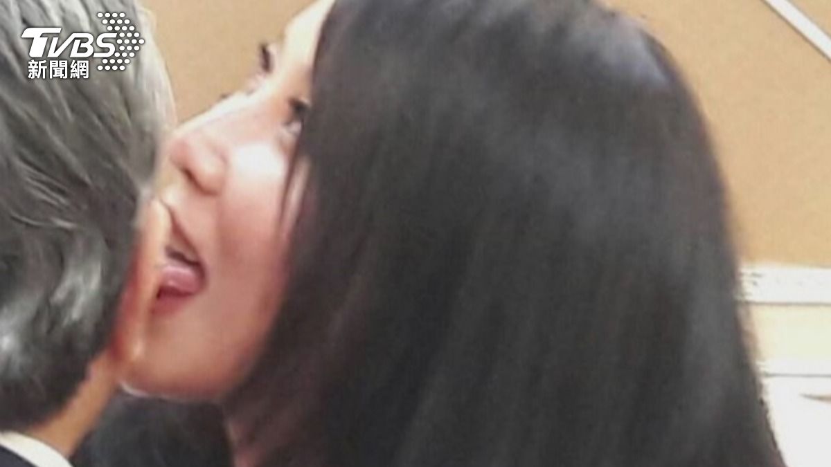 男友情趣舔耳沾滿口水!女隔天耳爆痛「險蜂窩性組織炎」