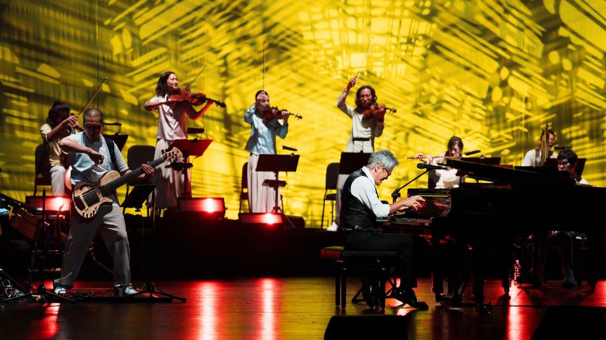 羅大佑迷上結合交響樂的演出,並組「春龍交響樂團」。(圖/大右音樂提供)