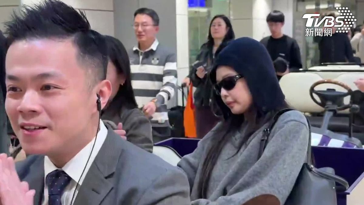 JENNIE戴墨鏡抵台。(圖/林志偉攝)