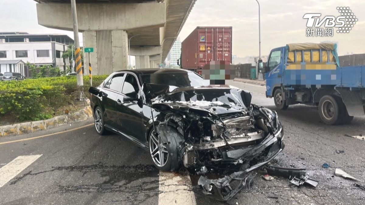 轎車車頭凹陷變形,幾乎全毀看不出原本樣子,地板上遍佈油漬還有長長得煞車痕,就連一旁的小貨車也受波及(圖/東皇道路救援提供)