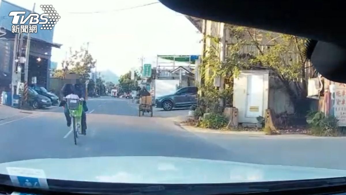 男子騎共享自行車逆向,賓士駕駛見狀立刻向右閃避。(圖/TVBS)