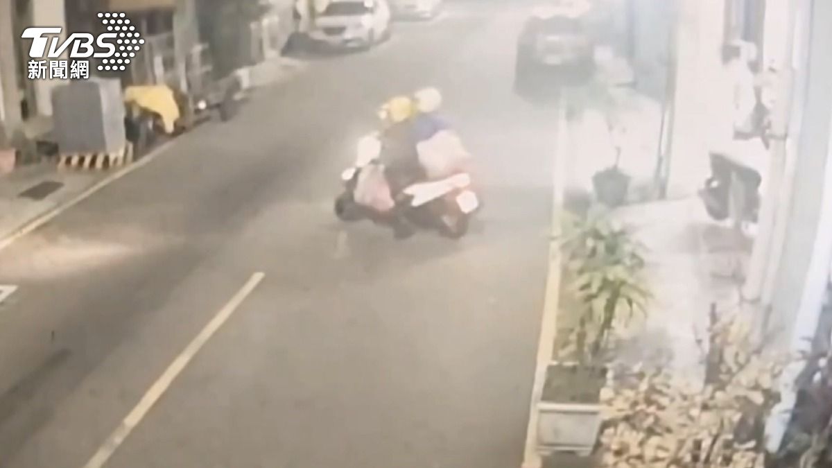 一男一女從服飾店離開,兩人騎著機車離開,現在被店家抓包偷東西,而當事張姓女子因為髮色突出,被廣大網友認出(圖/TVBS)