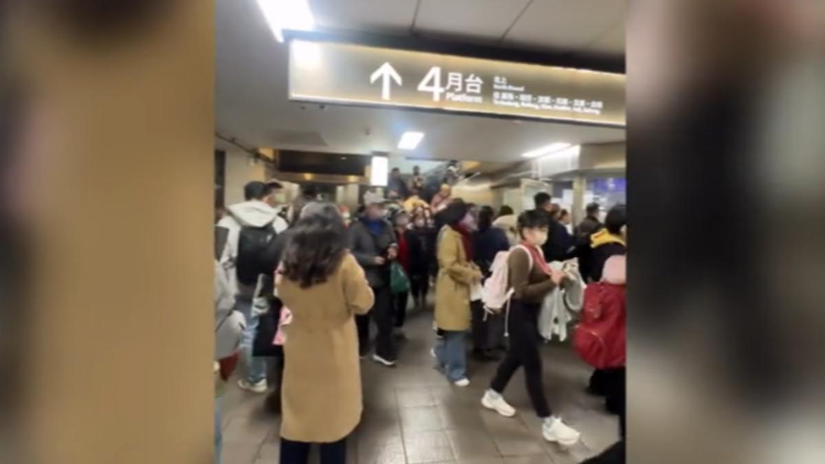台鐵列車卡平交道。(圖/畫面提供 hanana_08)