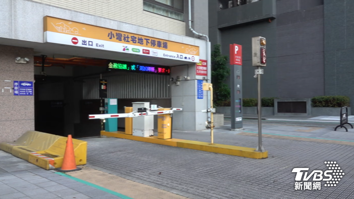 小彎社宅地下停車場月票漲價。（圖／TVBS）