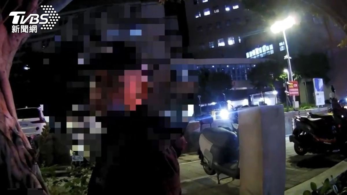 單車騎士在醫院前做出脫序行為遭警方制止。(圖/TVBS)
