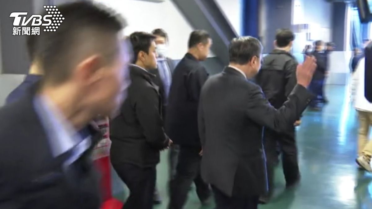 被問及是否指示要將陳水扁關回去,行政院長卓榮泰揮手示意。(圖/TVBS)