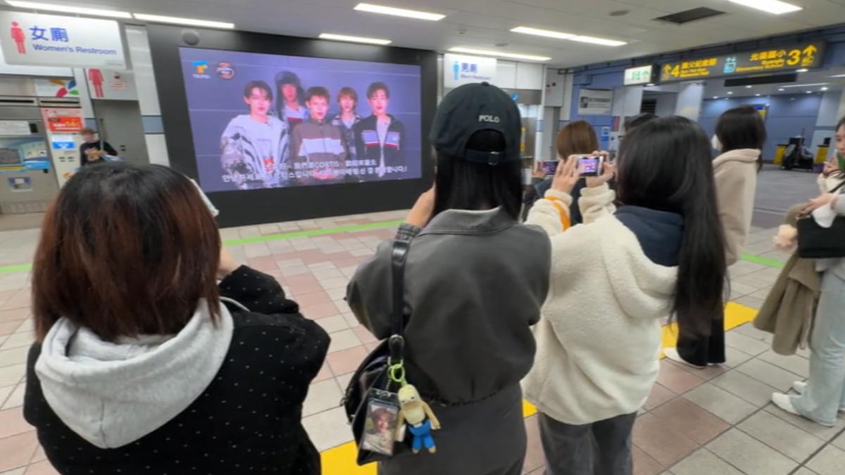 注意「北車.國館.中山站」電視牆,4團影片輪播。(圖/TVBS)