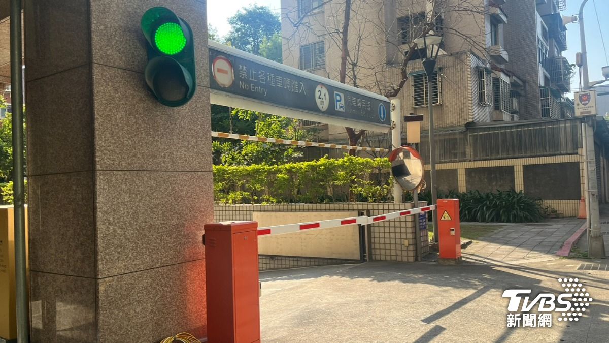 住戶抱怨,去年11月被告知,停車場今年1月會開放臨停,讓住戶因為人員進出複雜而引發安全疑慮。(圖/TVBS)