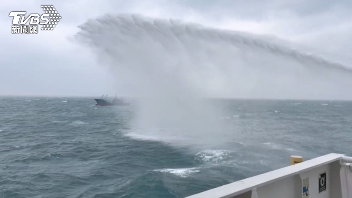 陸船越界撈爆!漁民怒:海巡去哪了。(圖/TVBS)
