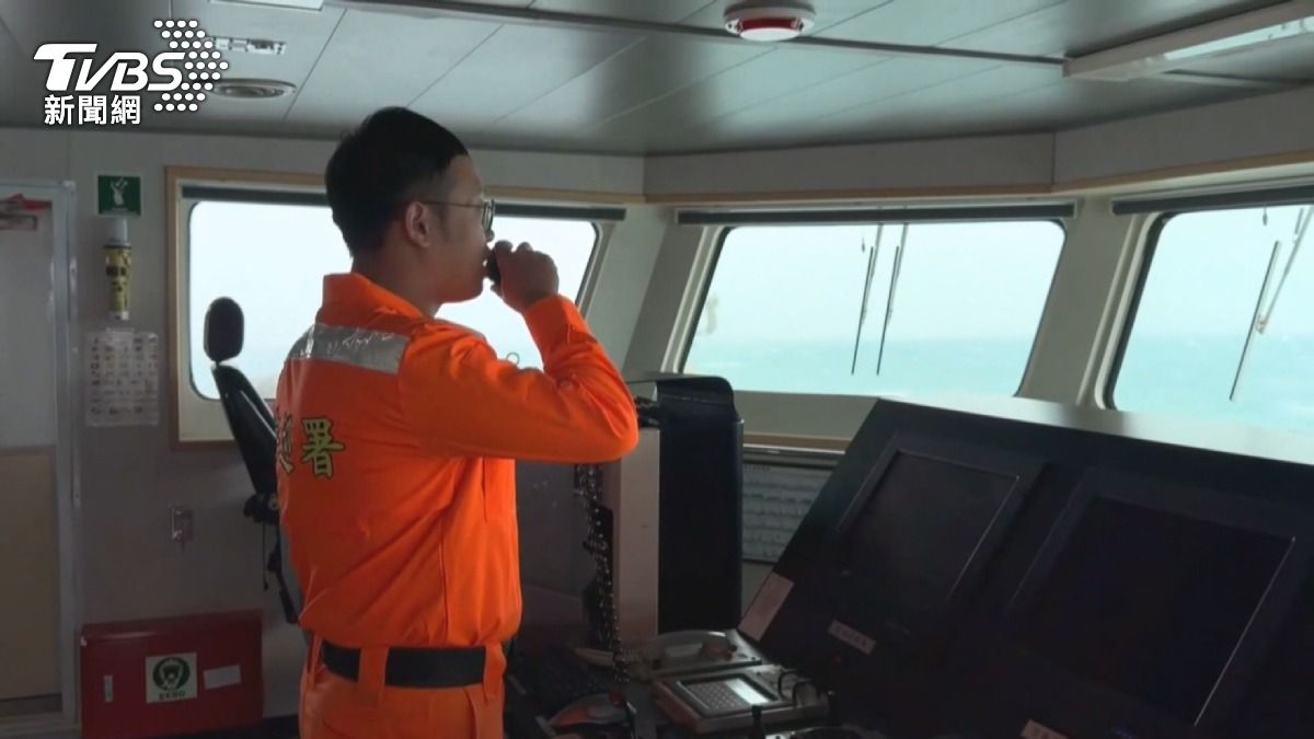 陸船越界撈爆!漁民怒:海巡去哪了。(圖/TVBS)
