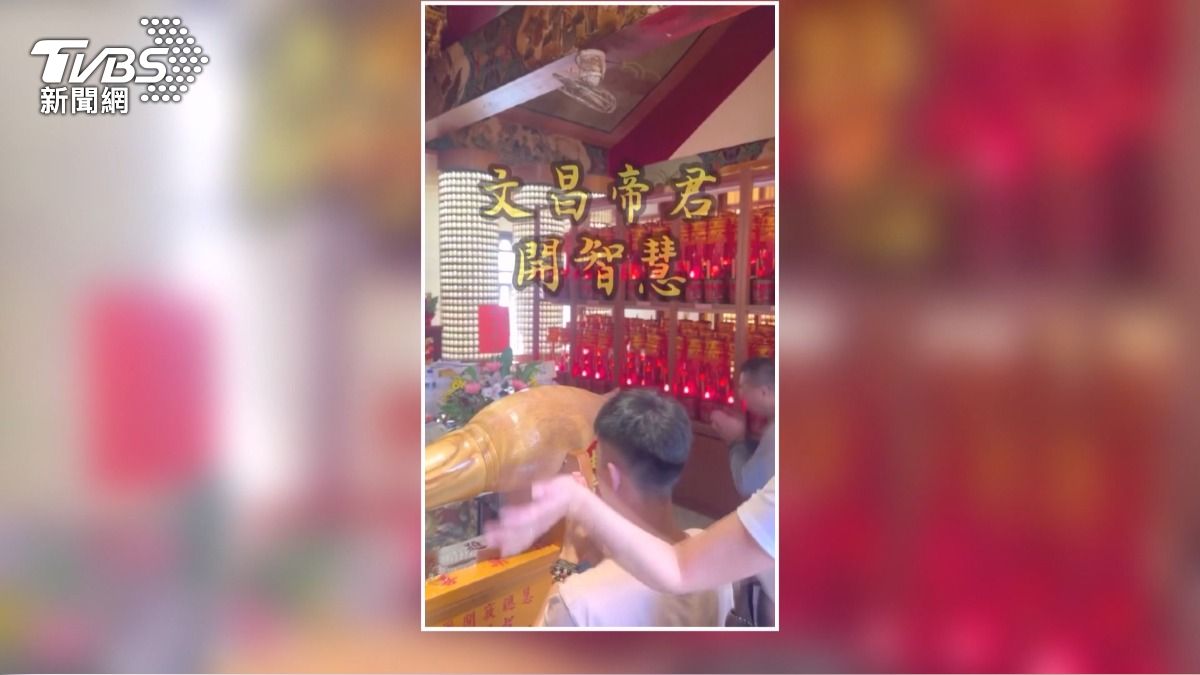拜文昌帝君「狂拍頭」開智慧？樂成宮氣炸：不是這樣拜。(圖／翻攝自臉書社團爆廢1公社)