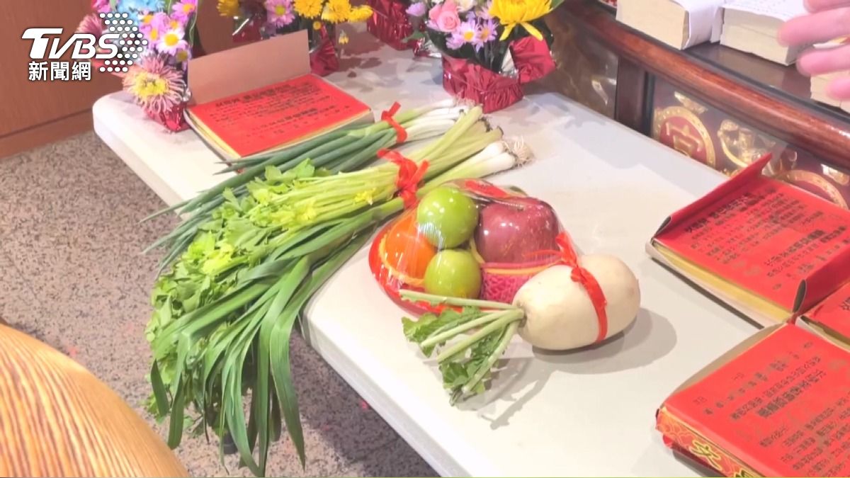 拜文昌狂拍頭　廟方：不是這樣拜。(圖／TVBS)