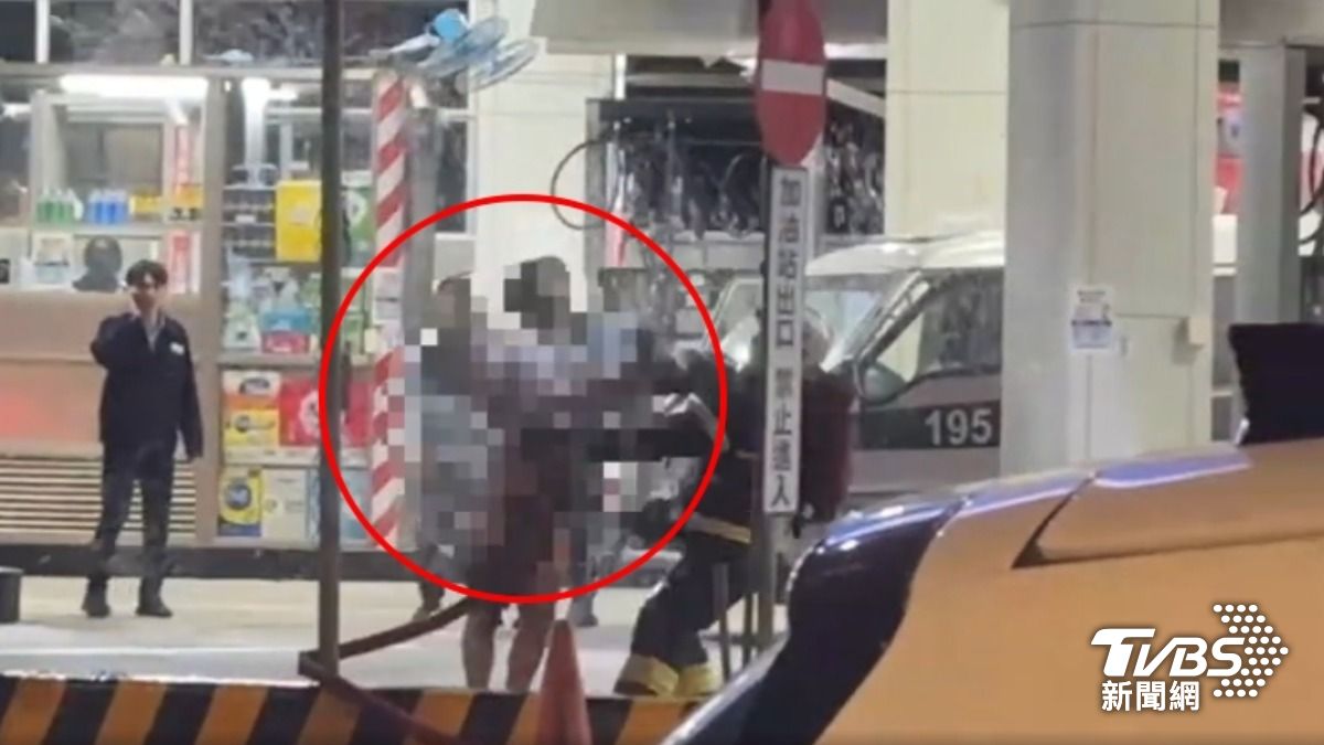 男子到板橋加油站內點火,警消到場阻止,竟遭對方攻擊。(圖/TVBS)