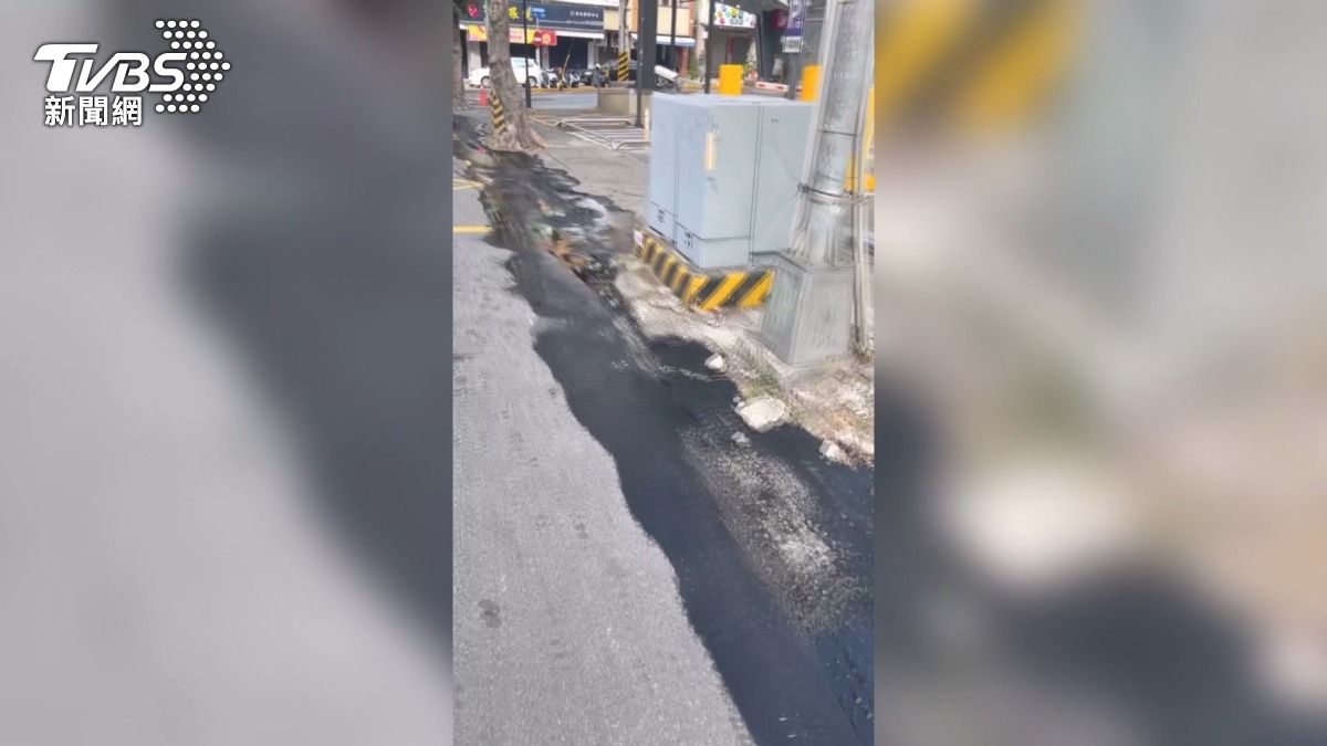台中馬路驚見「黑油噴泉」!像芝麻膏般汙泥發飄惡臭 綿延10多公尺。(圖/台中市議員蔡耀頡)