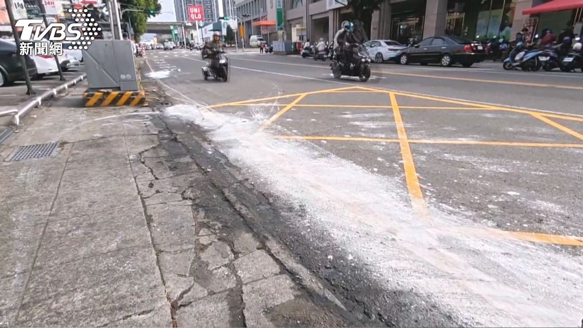 台中馬路驚見「黑油噴泉」!像芝麻膏般汙泥發飄惡臭 綿延10多公尺。(圖/台中市議員蔡耀頡)
