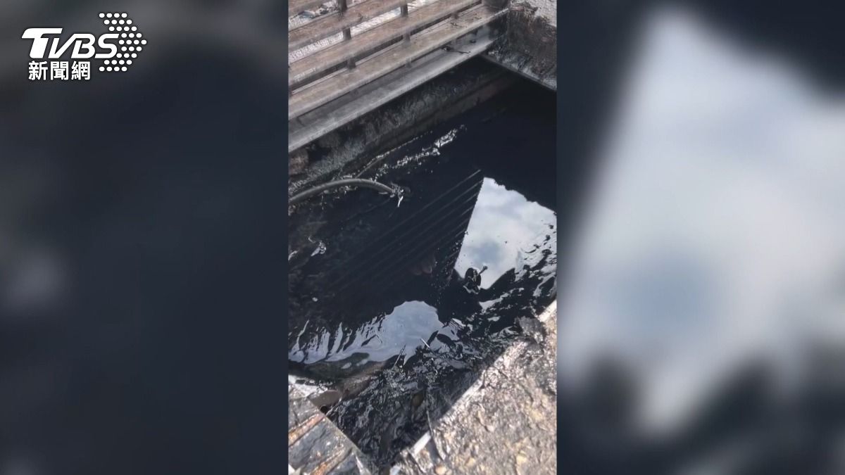 太平路面驚現「黑泥噴泉」臭翻天。(圖/台中市議員江和樹)