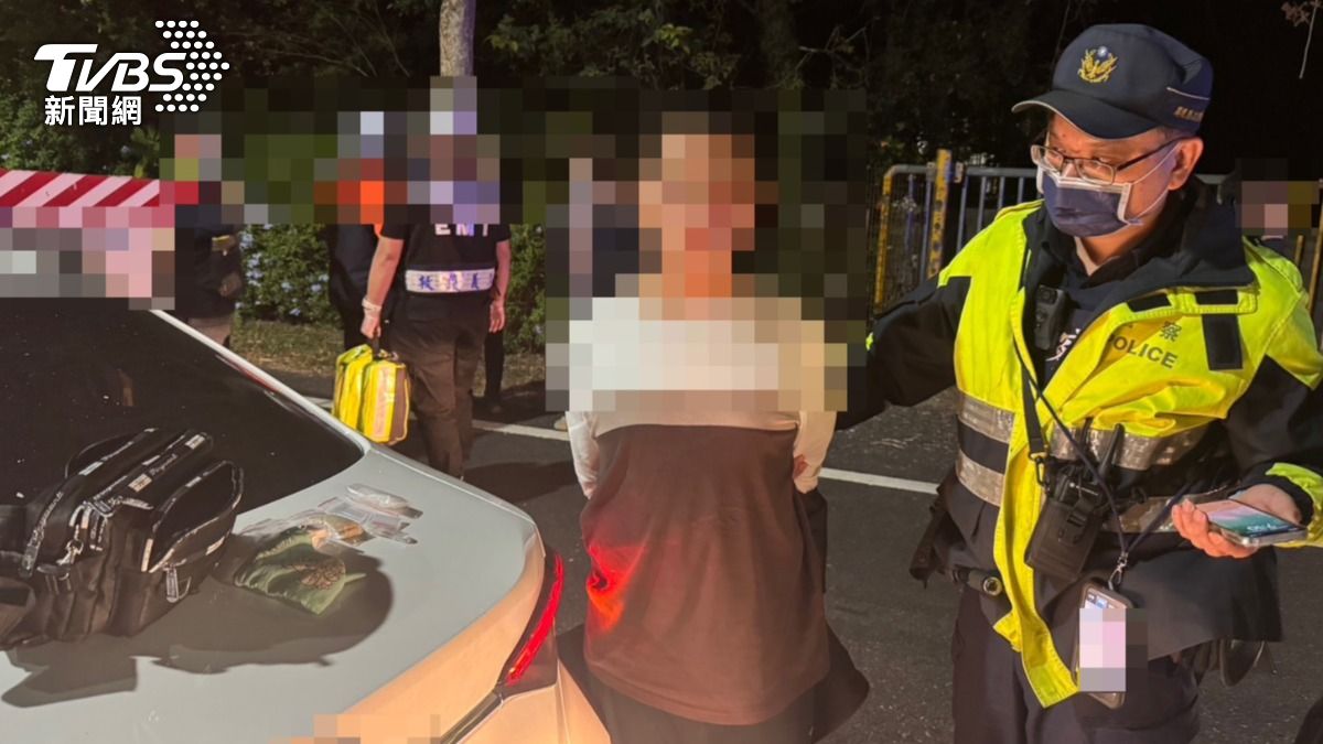 嫌犯涉嫌毒駕,見到警方攔查就心虛狂逃,最後撞車還棄車逃逸,仍被壓制逮捕。(圖/TVBS)