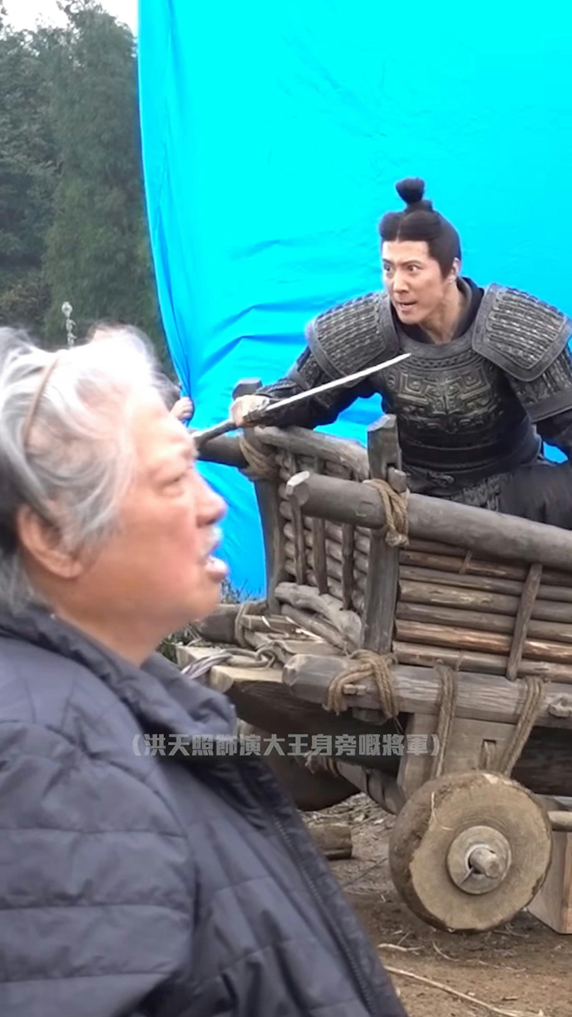 洪金寶非常專注觀看三子洪天照的表現。(圖/滾動工作室IG影片截圖)