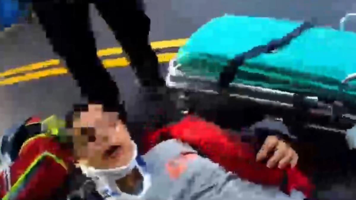 黃男在淡江大學門口自摔。(圖/警方提供)