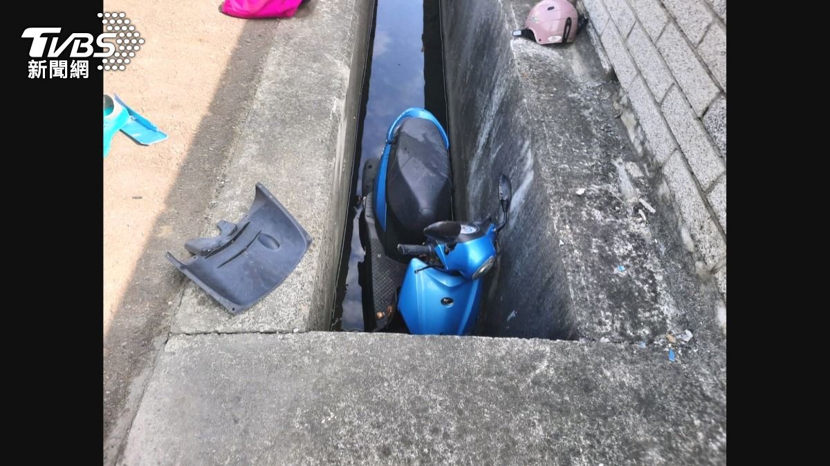 天冷害的?苗栗79歲婦買菜回家「整台車衝溝裡」 搶救仍不治。(圖/TVBS)