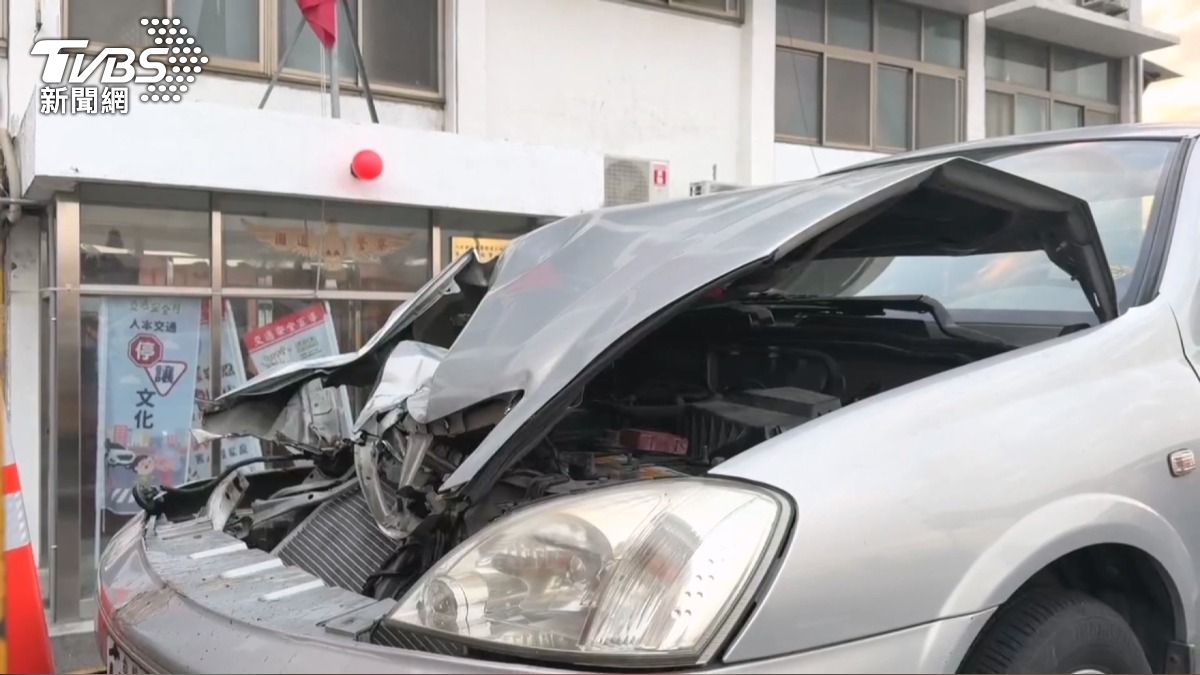 國道清掃遭撞!工程車駕駛戰車前「意識不清」。(圖/TVBS)