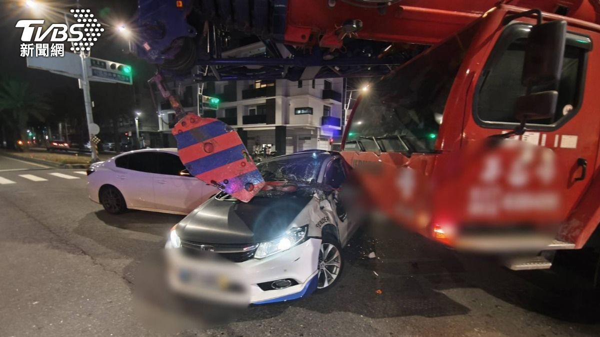 高雄3車碰撞驚悚畫面曝!男「紅燈硬闖」惹禍 多人輕傷送醫
