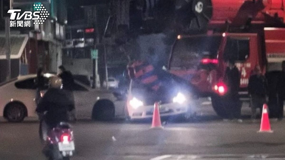 許男及其車內乘客家屬均有輕微擦挫傷,經送醫治療後,均無生命危險。(圖/TVBS)